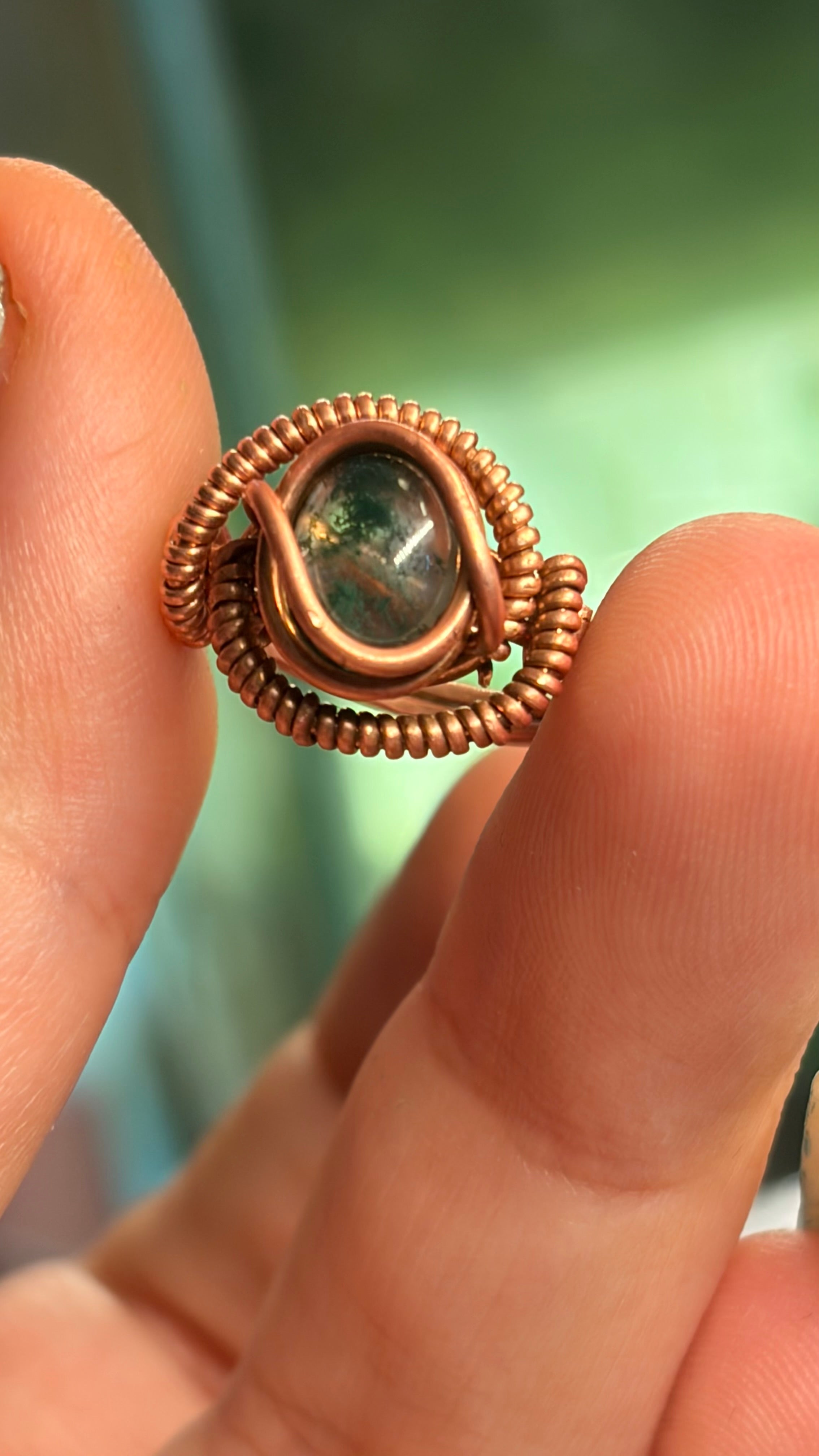 Ring with moss agate, 8 x 6 mm oval stone ￼